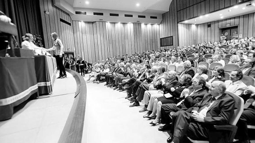 Un amplio grupo de facultativos asturianos en la celebración de su patrona, el pasado junio, en el Colegio de Médicos.