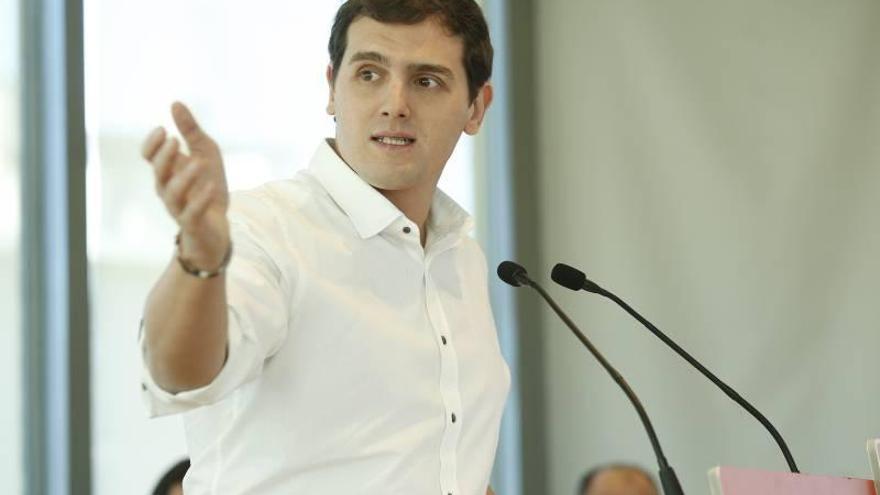 Ciudadanos exige al PSOE una reforma exprés de la Constitución para acuerdo