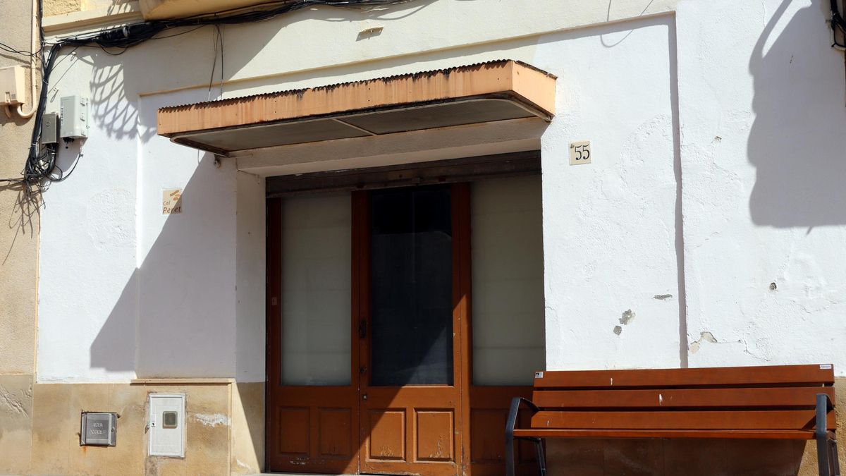 El local de Cal Peret està situat al carrer principal de Castellolí