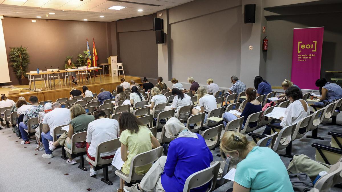 Más de cien personas hacen cola para apuntarse a la Escuela Oficial de Idiomas de Alicante