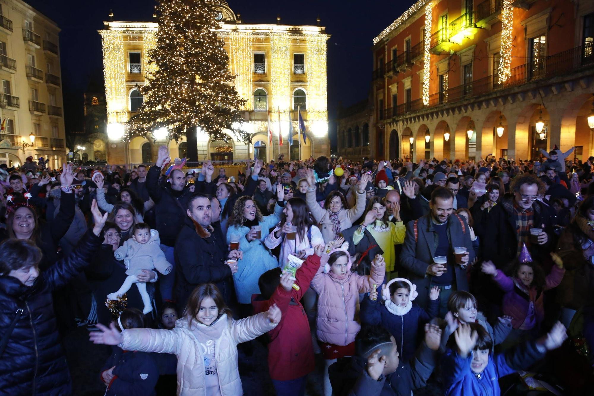 En imágenes: así han celebrado los más pequeños las 'Pequecampanadas' en la Plaza Mayor