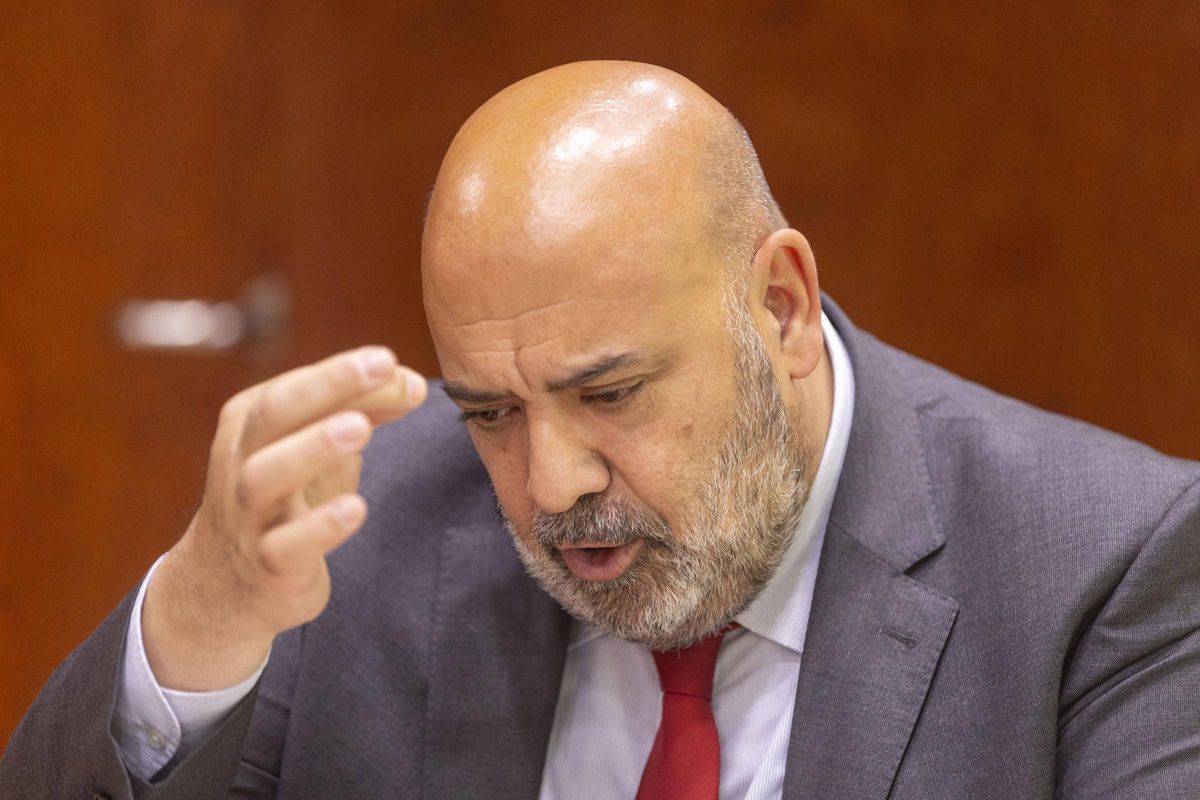 El alcalde de Palma gesticula en un momento de la entrevista.