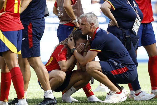  Las jugadoras españolas reaccionan al ser derrotadas por Alemania en el partido por la medalla de bronce de los Juegos Olímpicos de París 2024 contra Alemania este viernes en el Estadio de Lyon.