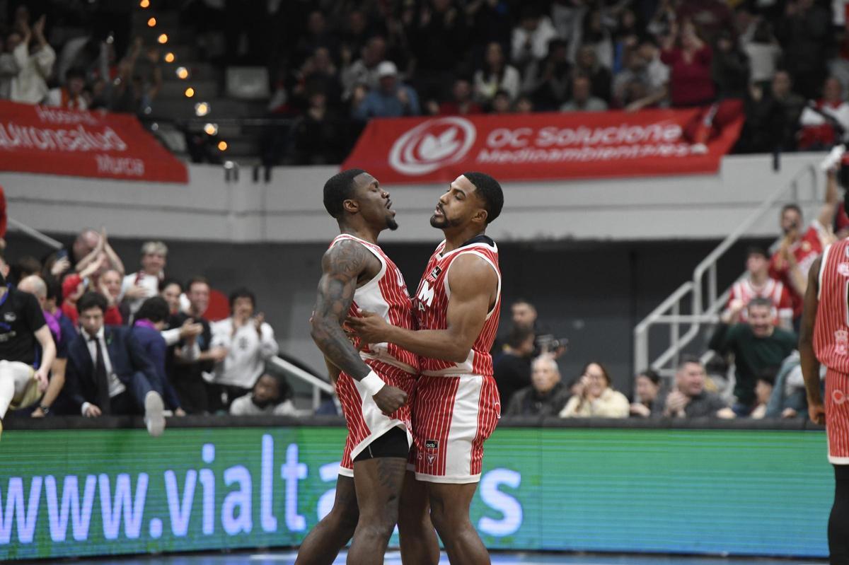 Dylan Ennis y David DeJulius, del UCAM Murcia, celebrando la victoria.