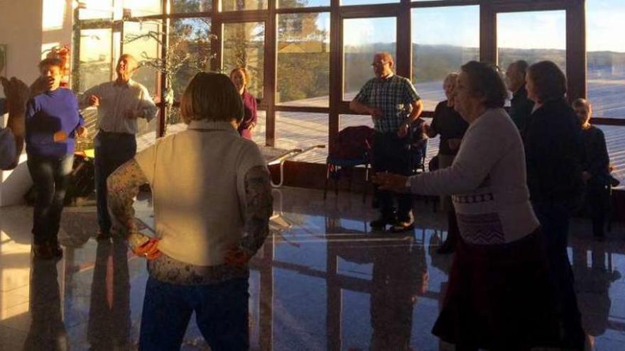 Los mayores de Cruces bailan en el auditorio municipal