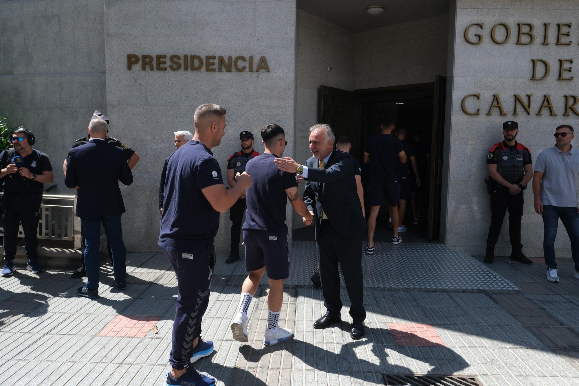 Gobierno de Canarias, Cabildo y Ayuntamiento agasajan a la UD Las Palmas