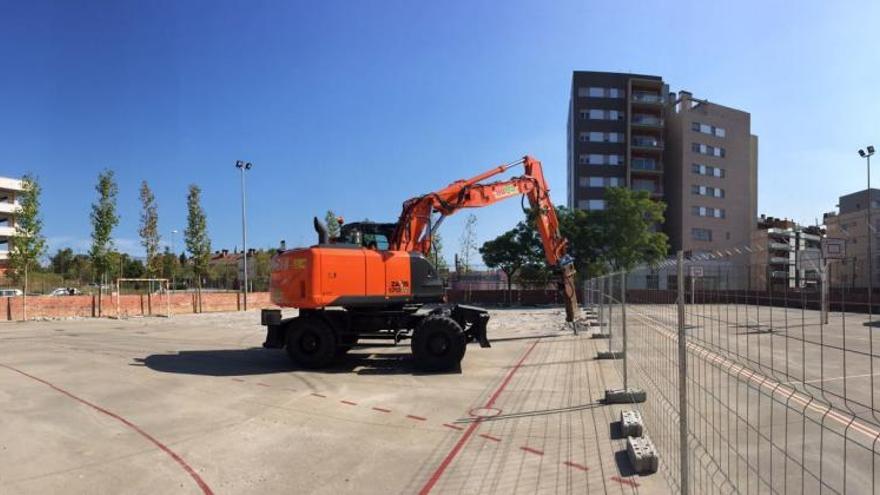 Els treballs a la pista de l&#039;escola Cusí.