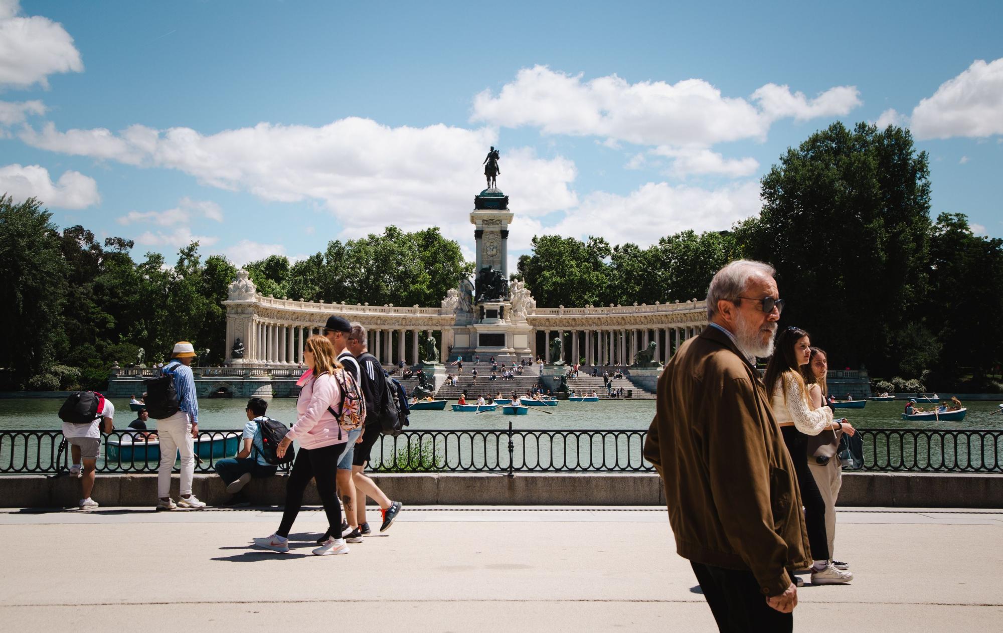 Gente paseando por los Jardines del Buen Retiro, en Madrid.
