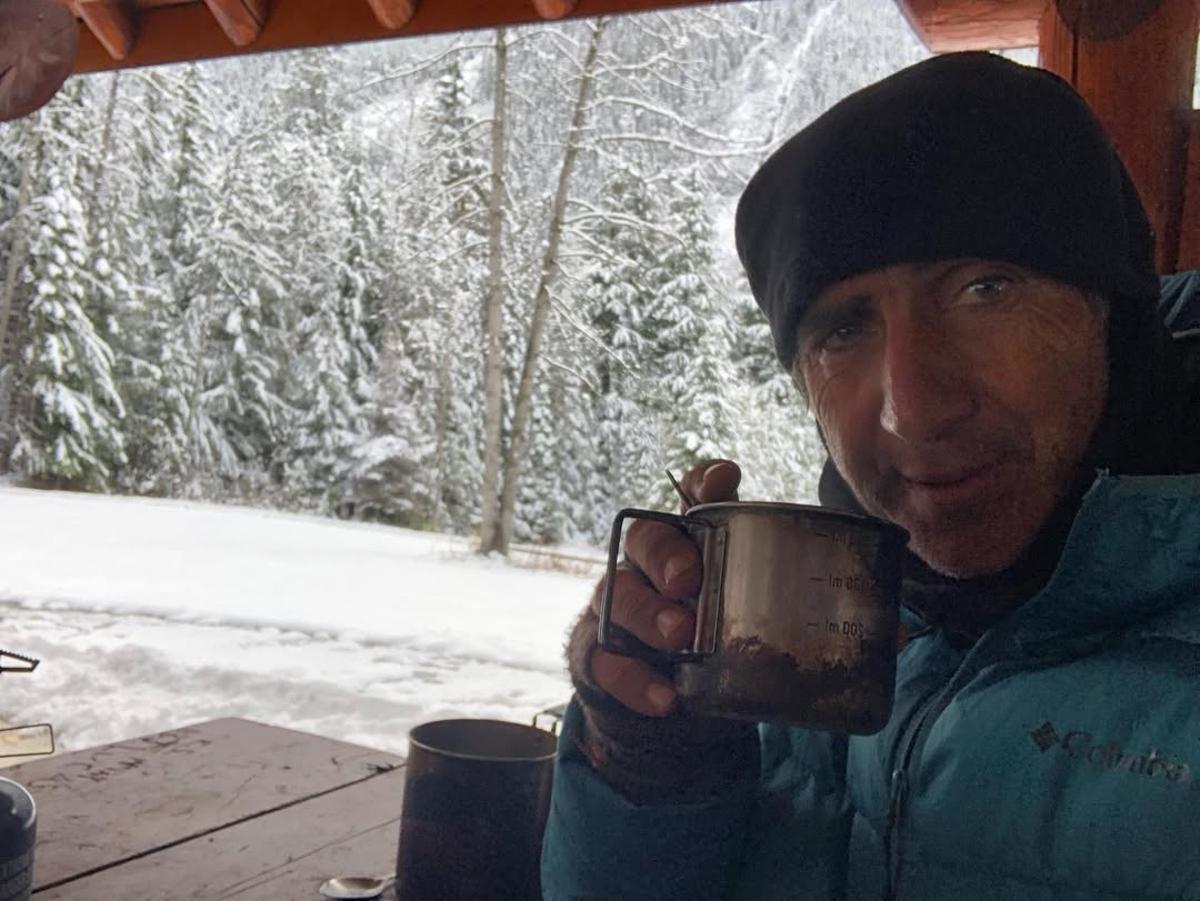 Toni Rodríguez fent un café en una parada a les Rocalloses, a Canadà.