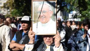 Miles de católicos se congregan para darle el último adiós al Papa