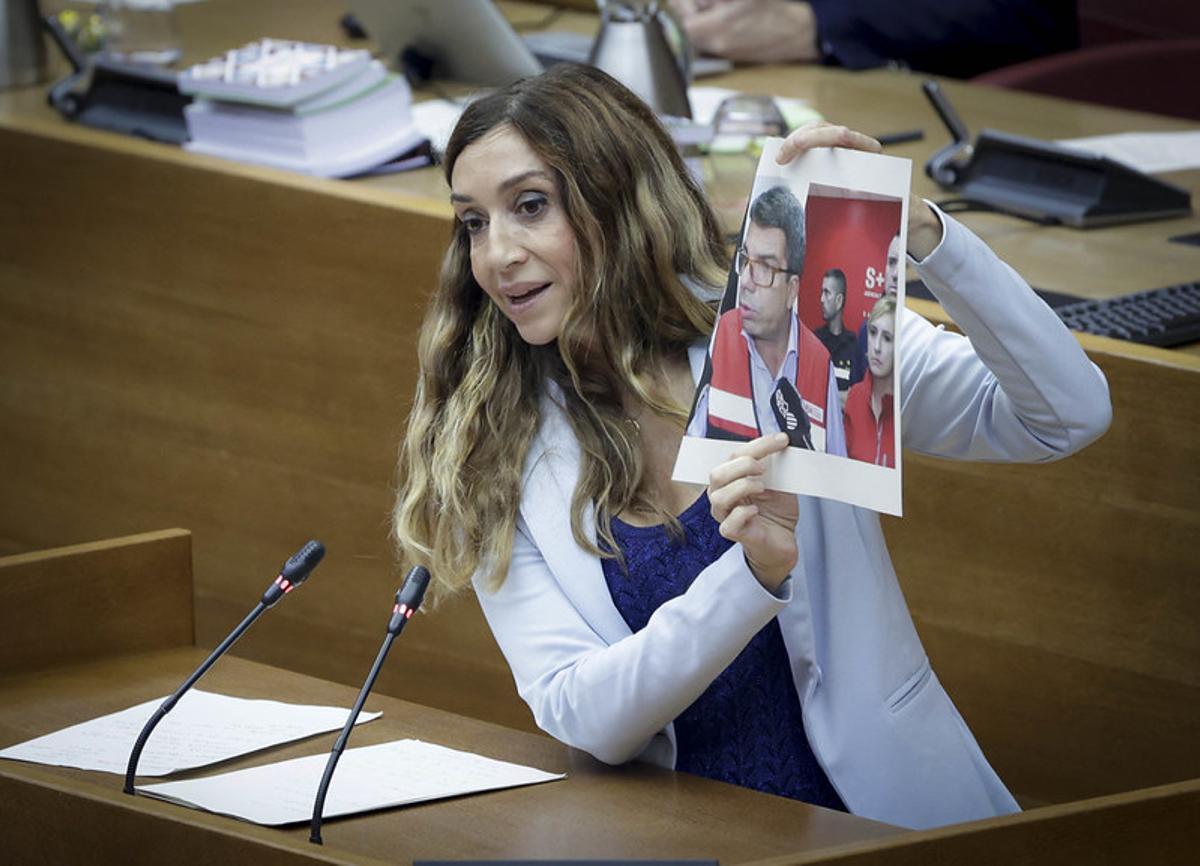 La síndica adjunta de Compromís, Isaura Navarro, interpela al conseller de Emergencias, este jueves en las Corts.