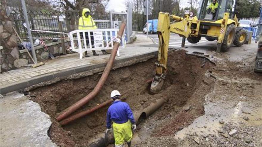 Canal encarga un informe pericial que recogerá una propuesta de revisión de la tarifa del agua en Cáceres