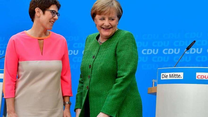 Exhibición de complicidad de Merkel y la nueva secretaria general de la CDU.