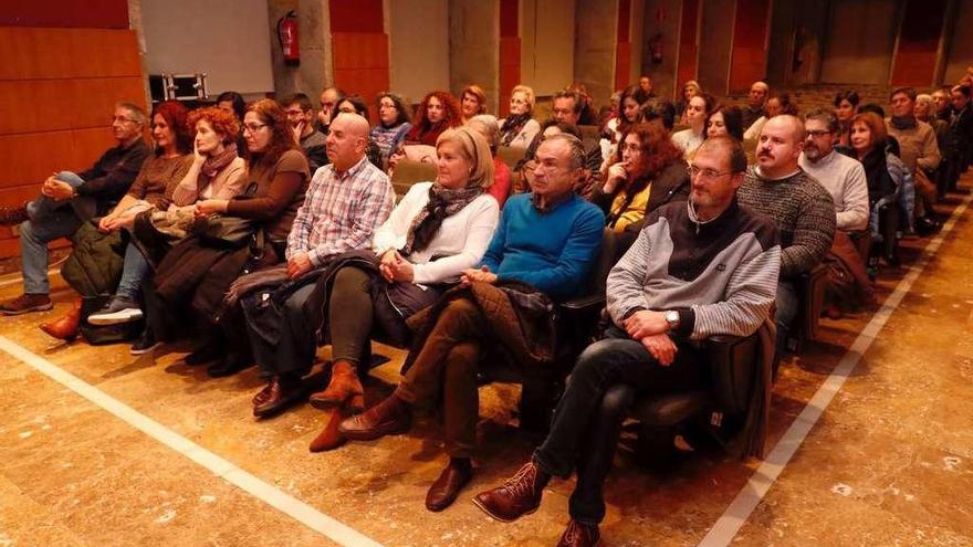 O público, onte, na presentación do libro &quot;Vicvs&quot;. // José Lores