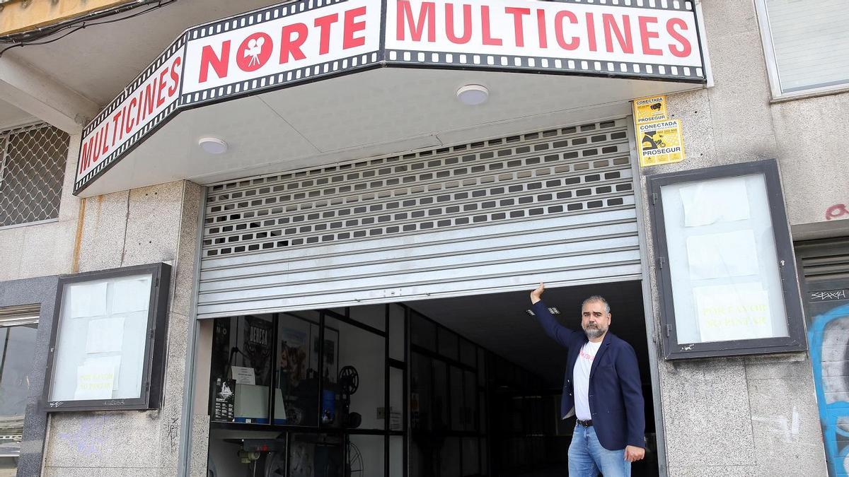 El dueño de Multicines Norte, Pablo Vázquez, levanta la verja de las salas