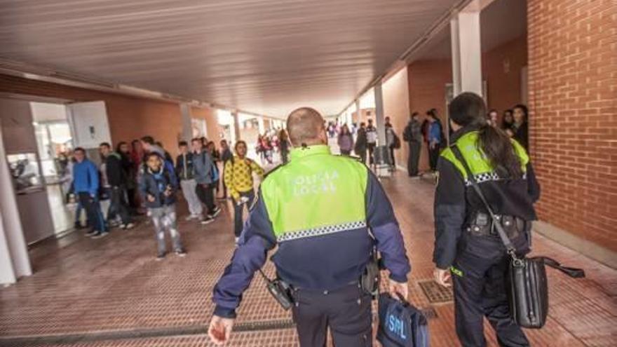 Dos agentes en el instituto.