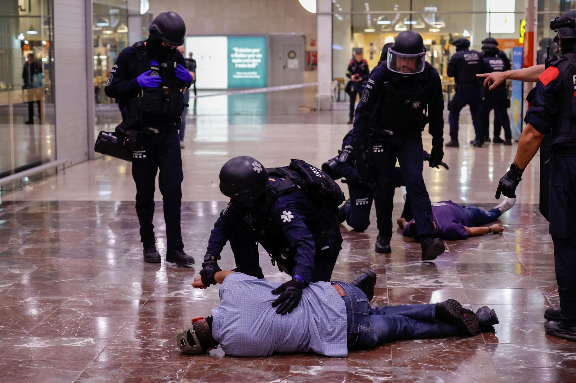 EN FOTOS | Un gran simulacre a Sants posa a prova la resposta a un atemptat terrorista