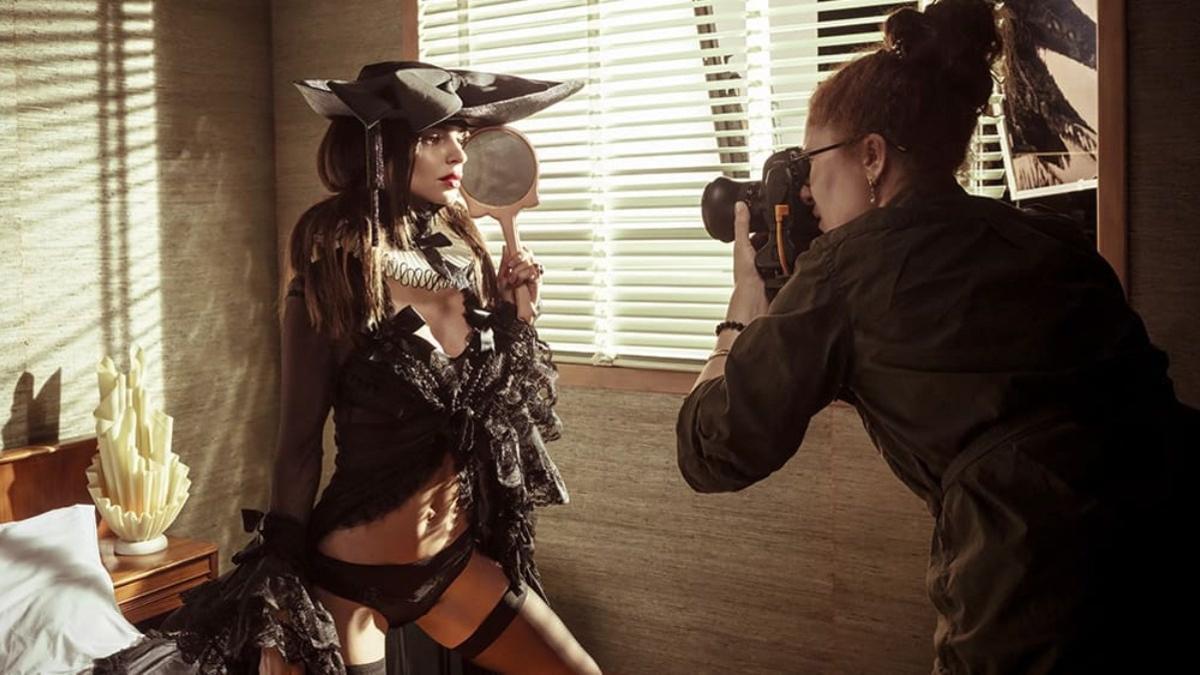 Emily Ratajkowski fotografiada por Emma Summerton para el Calendario Pirelli 2022