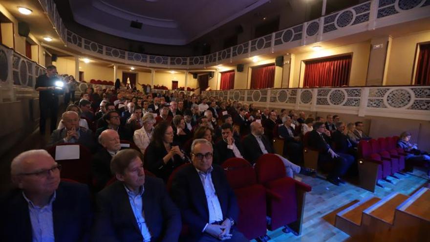 Público asistente a la gala, celebrada en el Teatro Cortés de Almoradí.