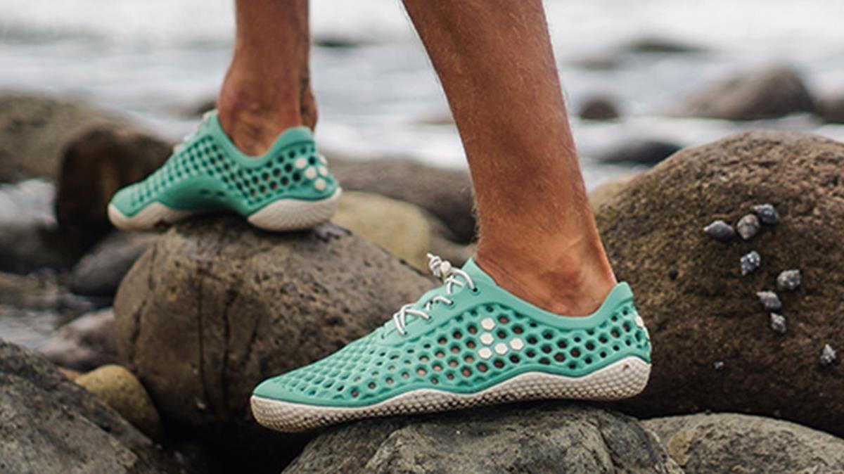 El modelo Ultra III Bloom, de la marca Vivobarefoot, es el primer calzado del mundo fabricado con algas extraídas de las vías fluviales de todo el mundo.