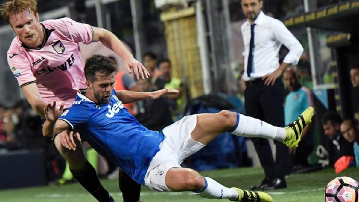 Pjanic derriba a Gazzi en una acción del Palermo-Juventus