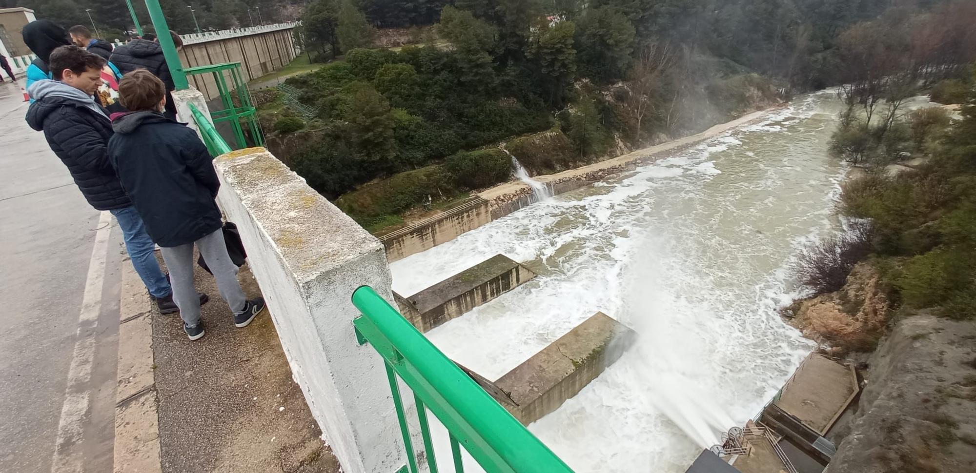 Imágenes del pantano de Beniarrés dejando salir el agua