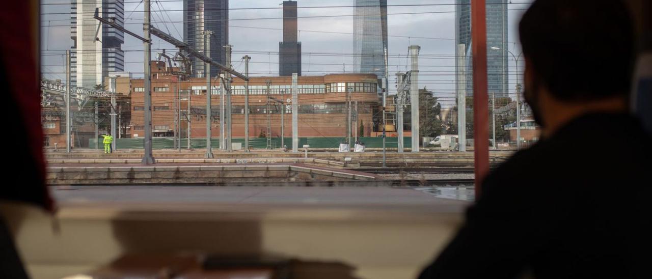 Un viajero del AVE Zamora-Madrid, en las proximidades de la estación de Chamartín.