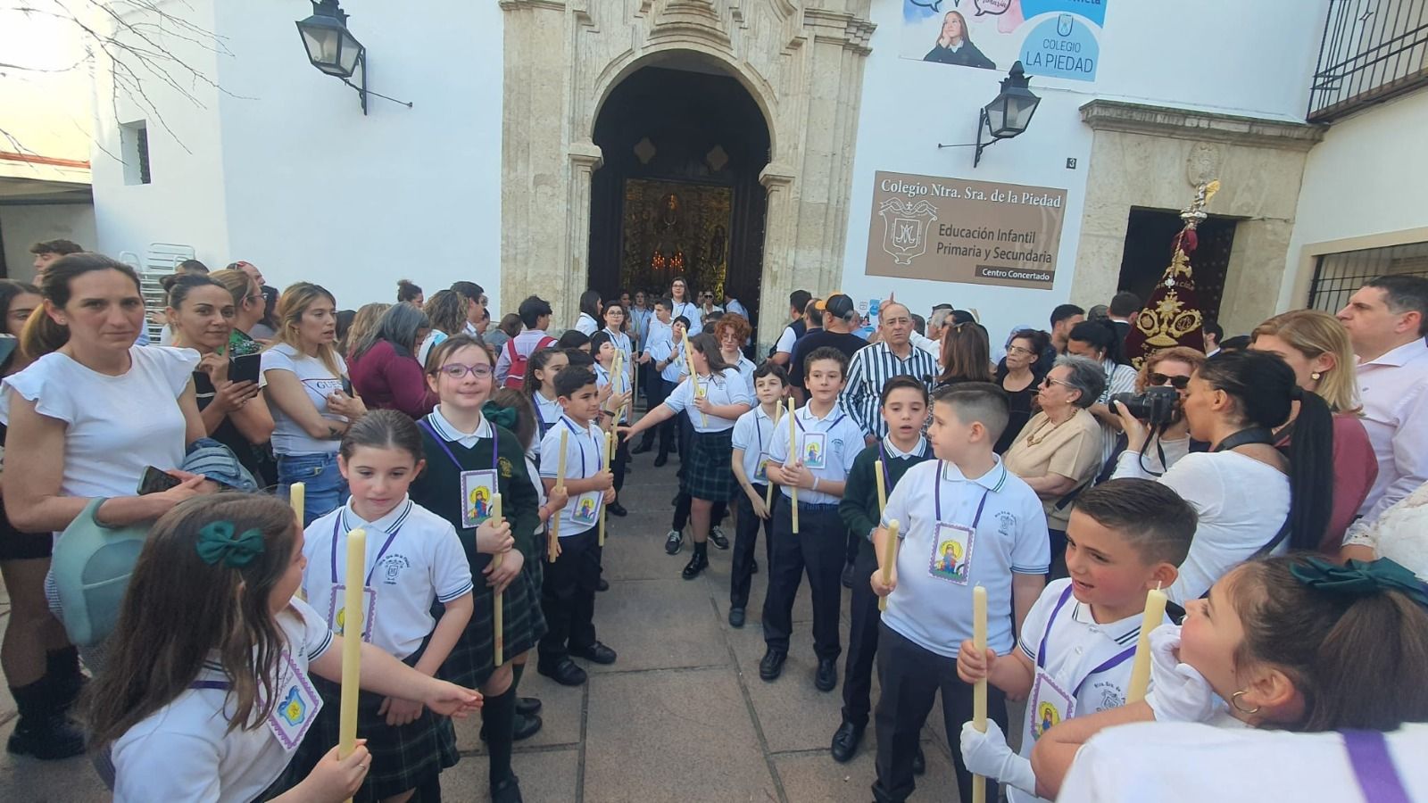 Alumnos del colegio de la Piedad a las puertas de su centro