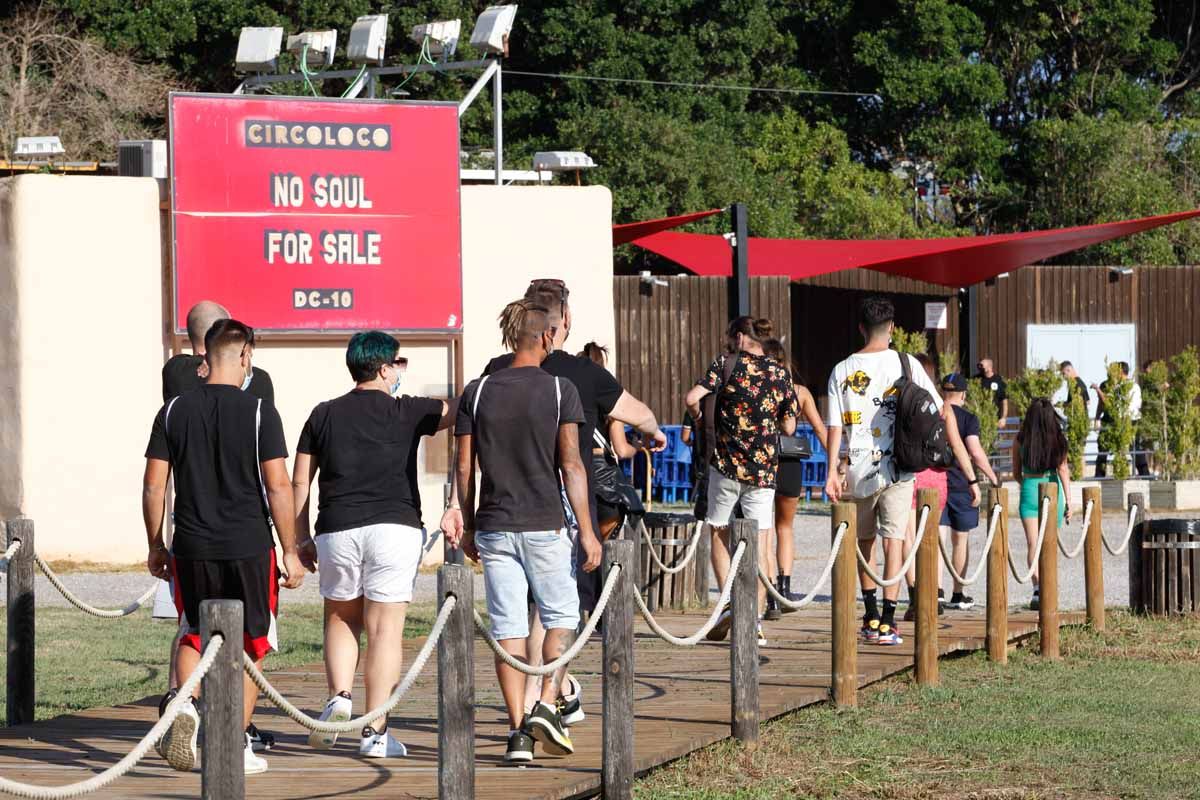 Cientos de personas en la apertura de las discotecas