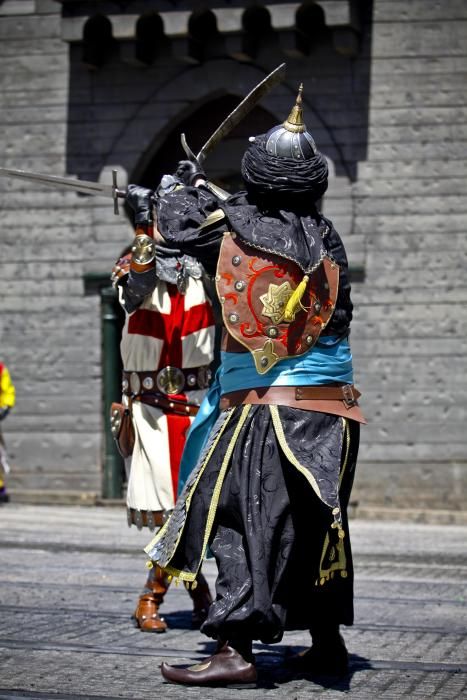 Dos espectaculares y ruidosas batallas transportan a Alcoy al lejano año de 1276