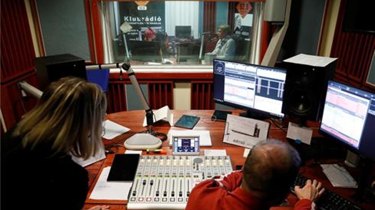 Los empleados de la emisora de radio opositora Klubradio trabajan en su sede de Budapest