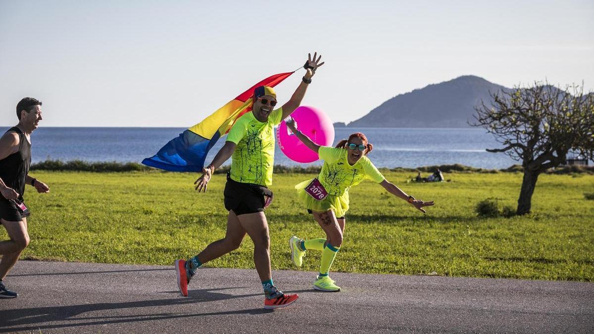 Dos de los participantes en la pasada edición del Santa Eulàia Ibiza Marathon, en una divertida imagen duante la carrera.