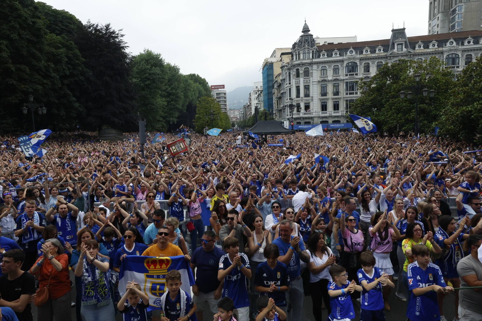 Locura azul en las calles de Oviedo para celebrar el ascenso del equipo a Primera División