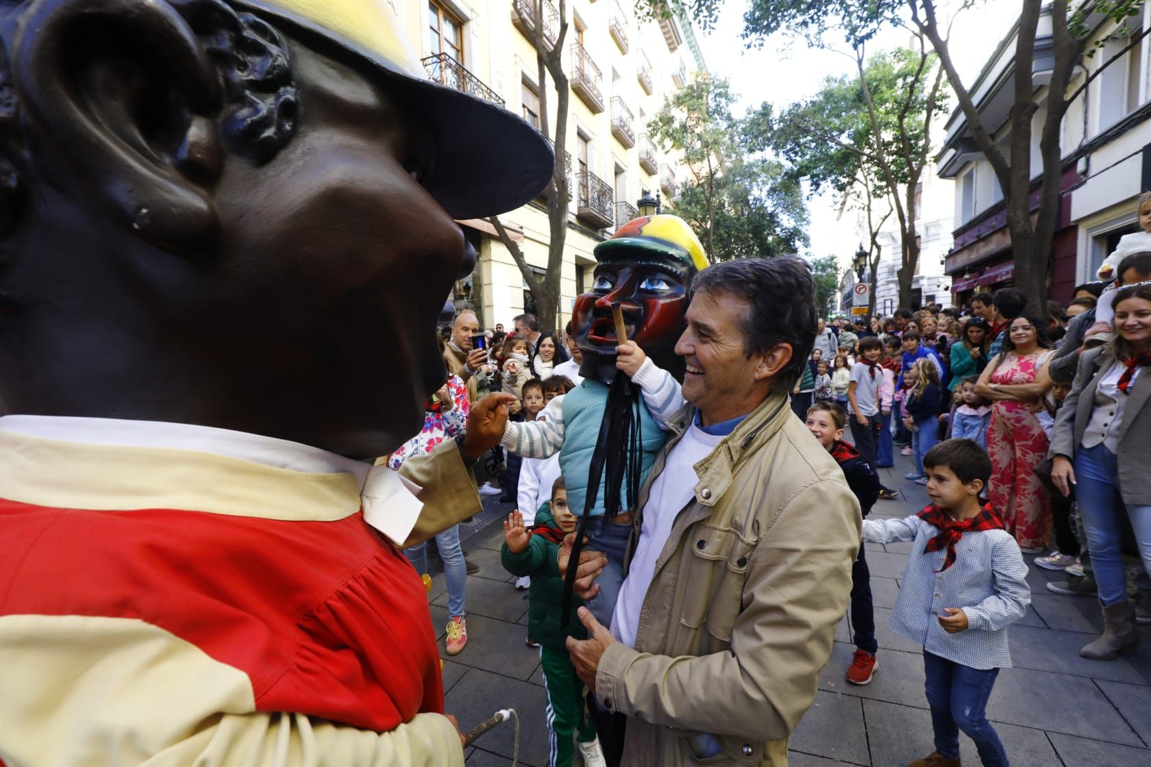 En imágenes | La comparsa de gigantes y cabezudos ilusionan a los más pequeños