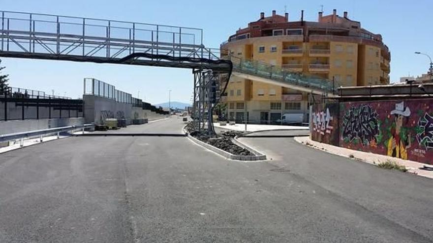 Pasarela peatonal Estructura que invade la calzada y con una imagen pésima