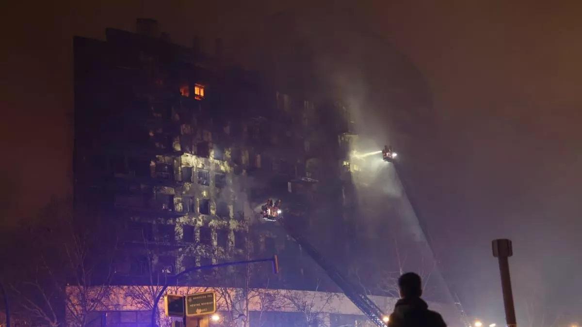 Los bomberos continúan en tareas de extinción del edificio de Campanar.