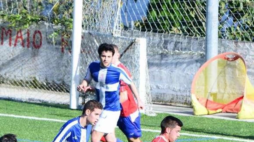 Un momento del partido de ayer entre Domaio y Nigrán. // G.Núñez
