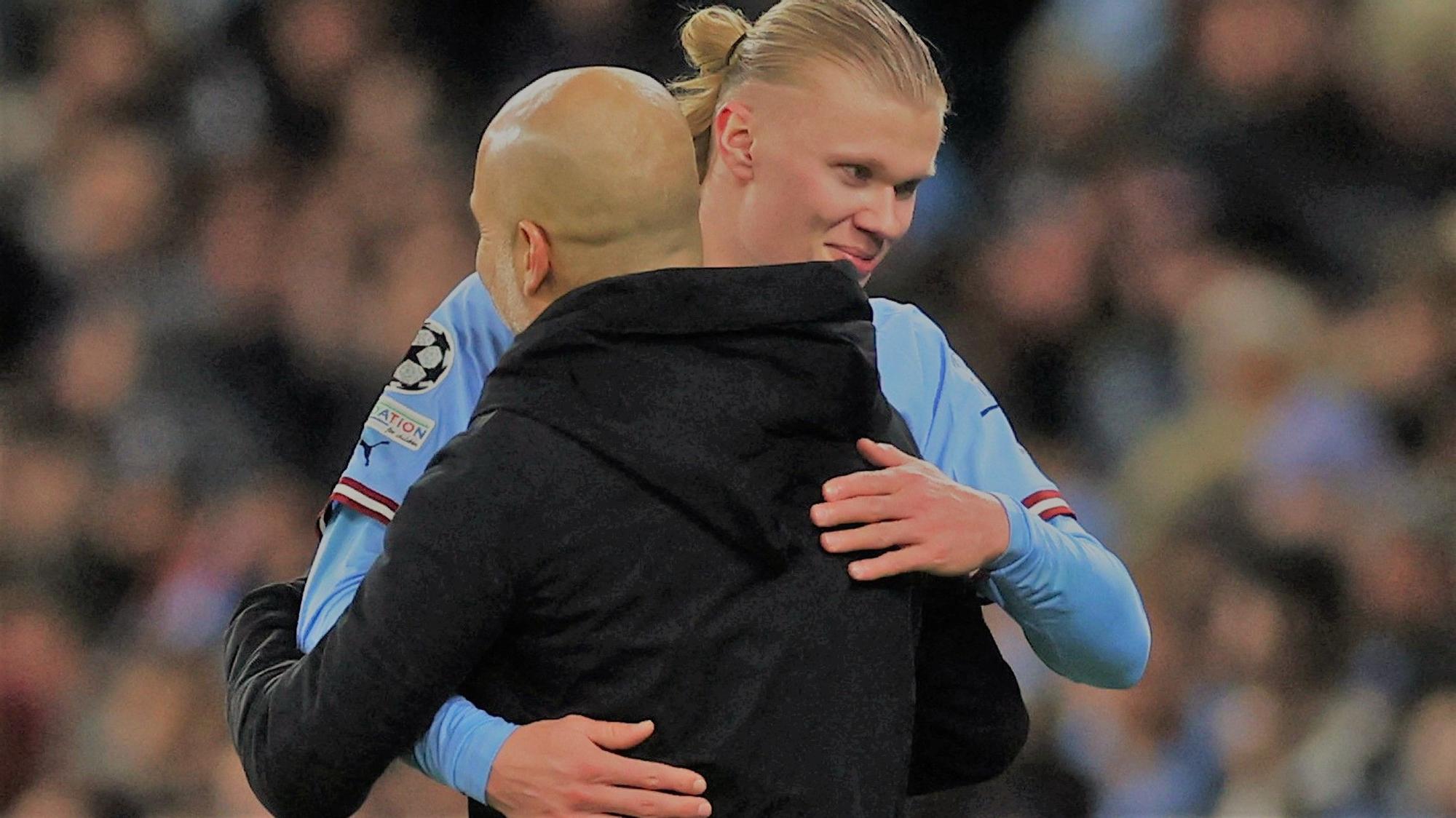 Haaland se abraza con Guardiola tras ser sustituido.