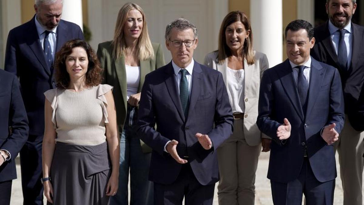 Isabel Díaz Ayuso y Juanma Moreno, con Alberto Núñez Feijóo en la Cumbre de Presidentes del PP.