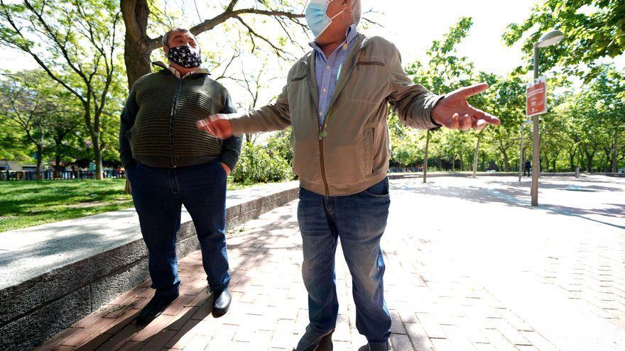 Dos pensionistas hablan sobre las elecciones en la Plaza de la Constitución o Plaza Roja de Vallecas.