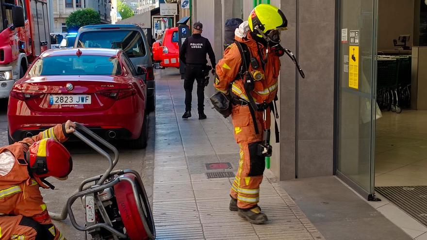 Desalojan un céntrico supermercado de Alzira por el incendio en una freidora