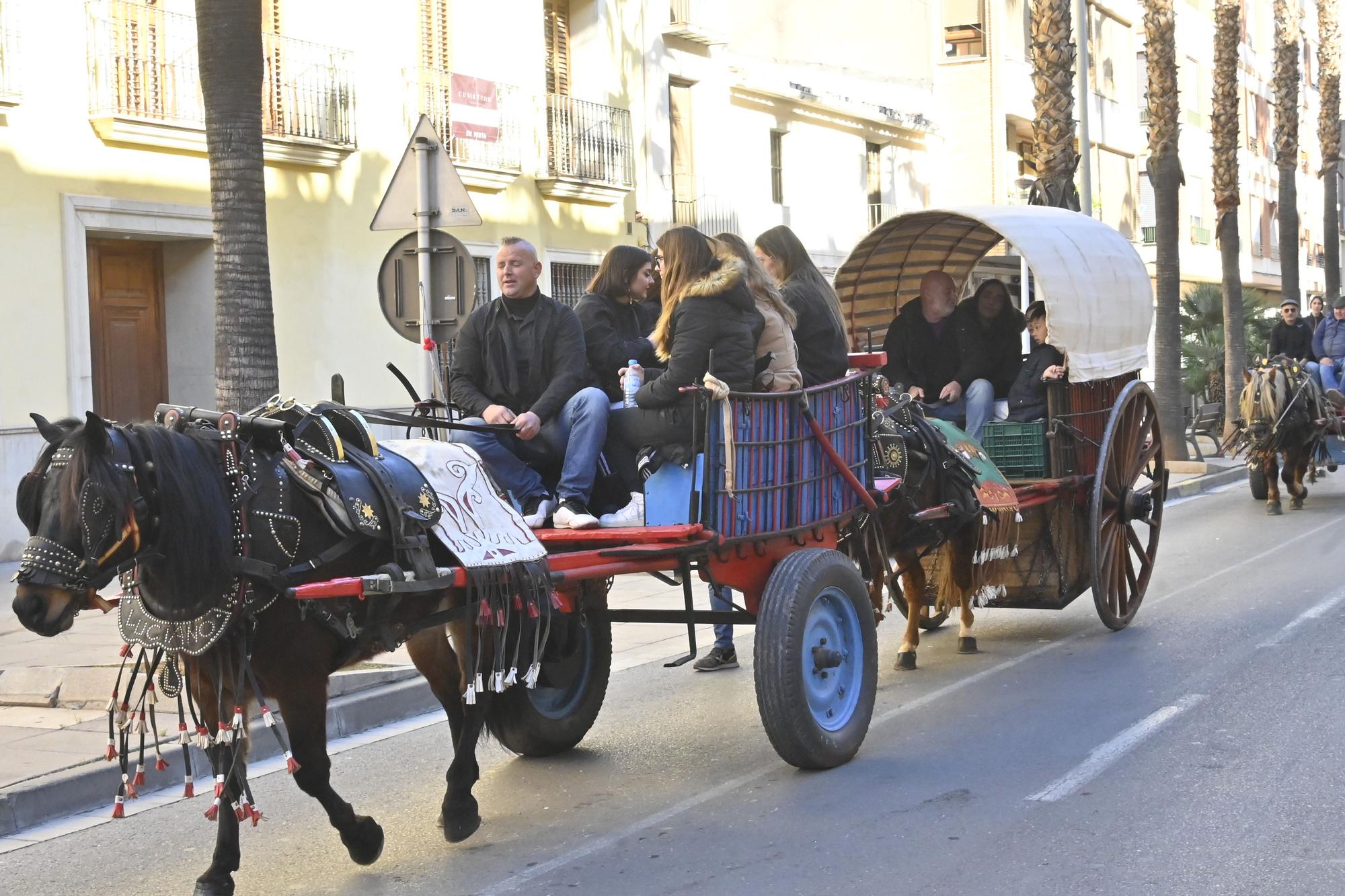 Carros y caballos llenan las calles de Vila-real por Sant Antoni