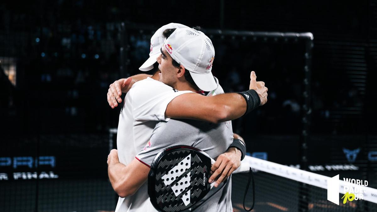 Alejandro Galán y Juan Lebrón celebran el pase a la final en el Master