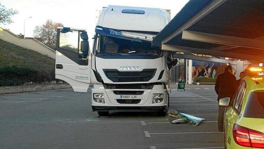 Estat en què va quedar el camió després d&#039;impactar contra una marquesina del pàrquing del Carrefour