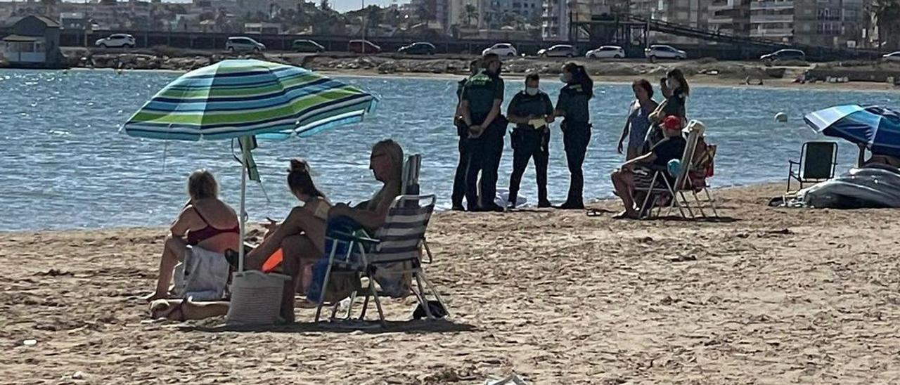 Agentes de la Guardia Civil en el lugar en el que ha fallecido la mujer de 88 años en la playa del Acequión de Torrevieja