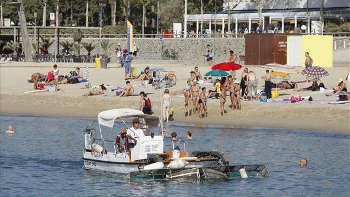 Recogida de residuos en la playa del Bogatell