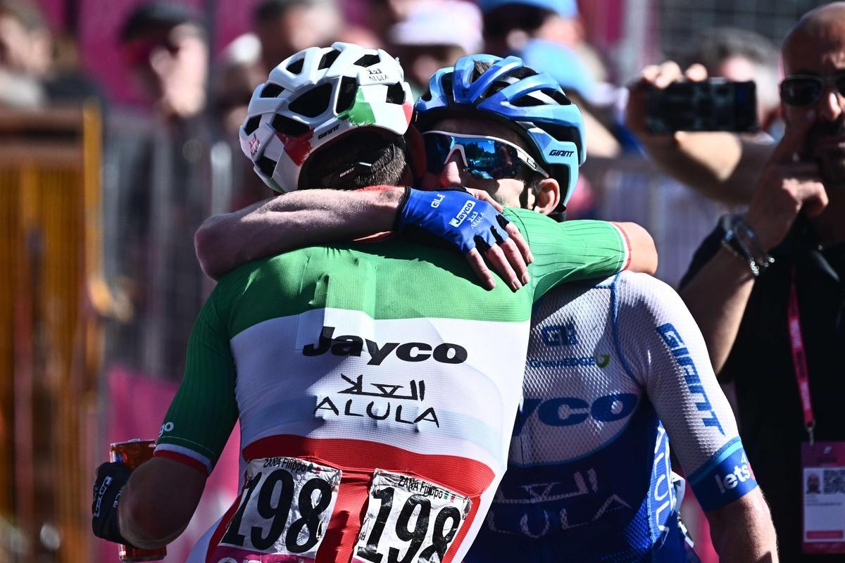 Val Di Zoldo (Italy), 25/05/2023.- Italian rider Filippo Zana (L) of Team Jayco Alula celebrates winning the 18th stage of the Giro d’Italia 2023 cycling tour over 161 km from Oderzo to Val di Zoldo, Italy, 25 May 2023. (Ciclismo, Italia) EFE/EPA/LUCA ZENNARO