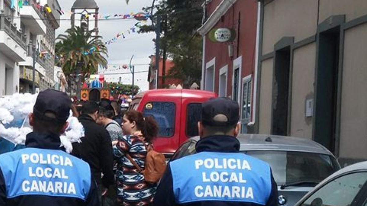 Policías locales de Ingenio durante un servicio en las fiestas del pueblo.