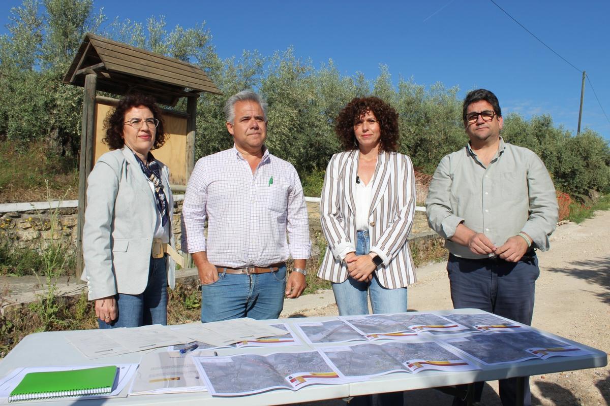 Raquel Casado, en el centro, junto a técnicos municipales y el representante de la empresa Exca Obra Pública.