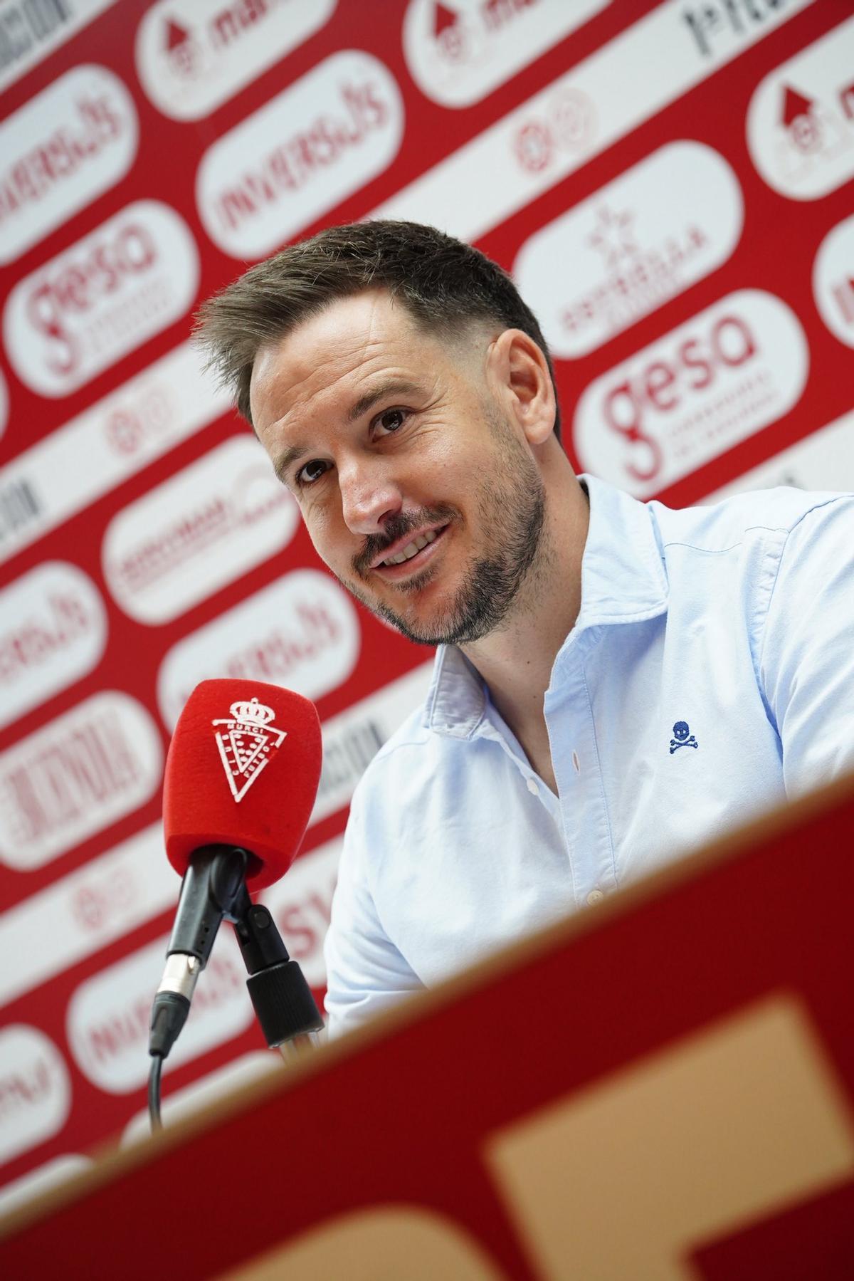Sergi Guilló, entrenador del Real Murcia, ante los medios de comunicación.